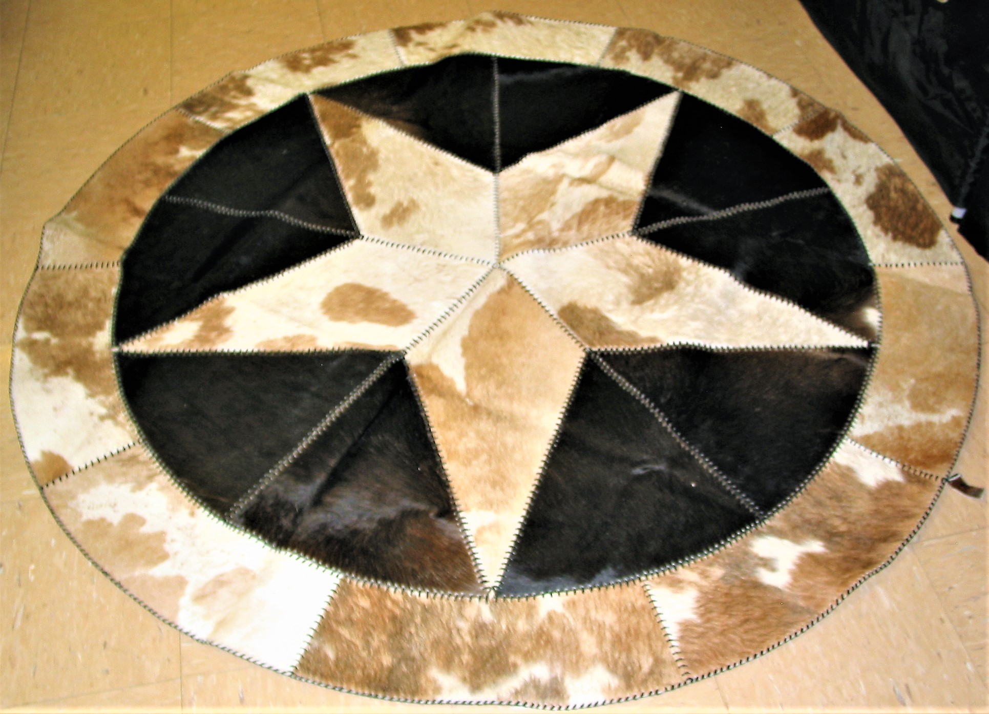 Round Hide Rugs Cowhides, Rugs, Runners & Pillows – Wildgoose Mfg. Gallery Store